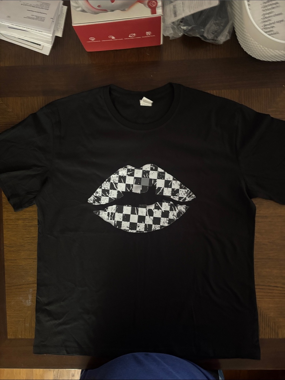 Size Large graphic t-shirt with checkered lips.